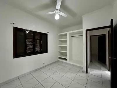 Casa - Térrea com 2 quartos (sendo 1 suite(s)) a 700,00 metros praia.