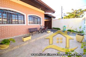 Casa - Térrea com piscina com 3 quartos (sendo 1 suite(s)) a 200,00 metros praia.