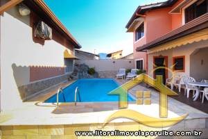Casa - Térrea com piscina com 3 quartos (sendo 1 suite(s)) a 200,00 metros praia.