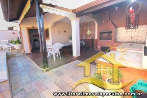 Casa - Térrea com piscina com 3 quartos (sendo 1 suite(s)) a 200,00 metros praia.