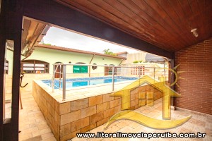 Casa - Térrea com piscina com 4 dormitórios (sendo 4 suite(s)) a 0,00 metros praia.