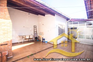 Casa - Térrea com 3 dormitórios (sendo 1 suite(s)) a 200,00 metros praia.