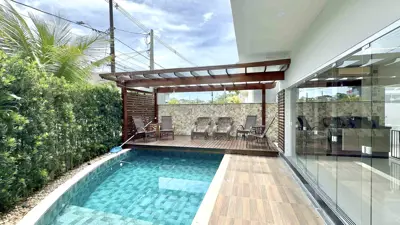 Casa - Sobrado Triplex com 5 quartos (sendo 5 suite(s)) a 1000,00 metros praia.