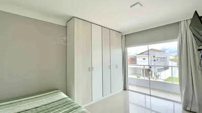 Casa - Sobrado Triplex com 5 quartos (sendo 5 suite(s)) a 1000,00 metros praia.