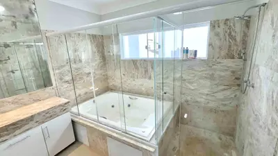 Casa - Sobrado Triplex com 5 quartos (sendo 5 suite(s)) a 1000,00 metros praia.