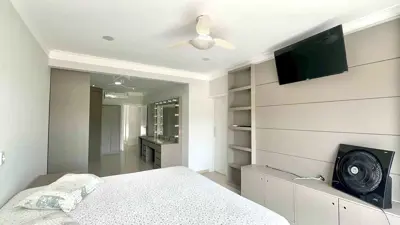 Casa - Sobrado Triplex com 5 quartos (sendo 5 suite(s)) a 1000,00 metros praia.