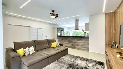 Casa - Sobrado Triplex com 5 quartos (sendo 5 suite(s)) a 1000,00 metros praia.