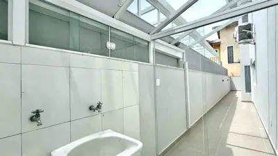 Casa - Sobrado Triplex com 5 quartos (sendo 5 suite(s)) a 1000,00 metros praia.