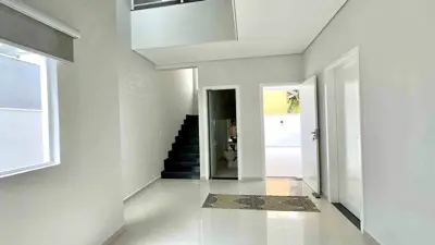 Casa - Sobrado Triplex com 5 quartos (sendo 5 suite(s)) a 1000,00 metros praia.