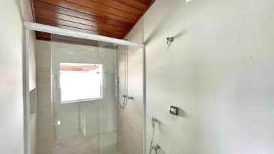 Casa - Sobrado Triplex com 5 quartos (sendo 5 suite(s)) a 1000,00 metros praia.