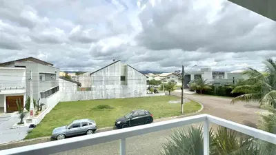 Casa - Sobrado Triplex com 5 quartos (sendo 5 suite(s)) a 1000,00 metros praia.