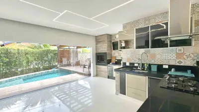 Casa - Sobrado Triplex com 5 quartos (sendo 5 suite(s)) a 1000,00 metros praia.