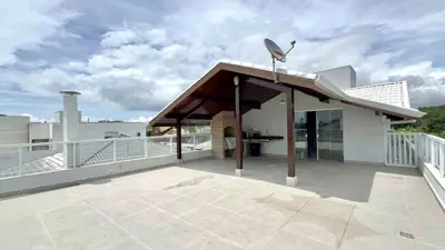 Casa - Sobrado Triplex com 5 quartos (sendo 5 suite(s)) a 1000,00 metros praia.