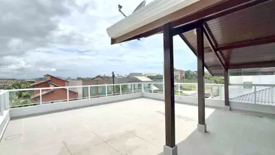 Casa - Sobrado Triplex com 5 quartos (sendo 5 suite(s)) a 1000,00 metros praia.