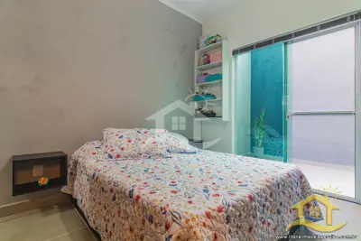 Casa - com Mezanino com 3 dormitórios (sendo 1 suite(s)) a 1,00 metros praia.
