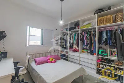 Casa - com Mezanino com 3 dormitórios (sendo 1 suite(s)) a 1,00 metros praia.