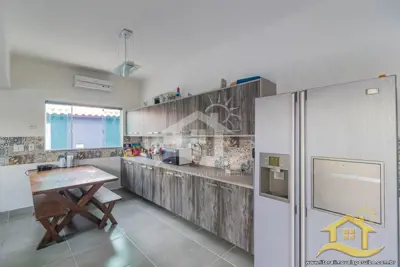 Casa - com Mezanino com 3 dormitórios (sendo 1 suite(s)) a 1,00 metros praia.