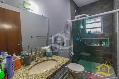 Casa - com Mezanino com 3 dormitórios (sendo 1 suite(s)) a 1,00 metros praia.