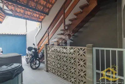 Casa - com Mezanino com 3 dormitórios (sendo 1 suite(s)) a 1,00 metros praia.