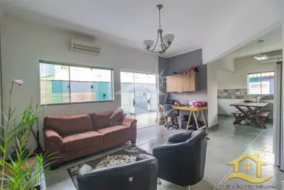 Casa - com Mezanino com 3 dormitórios (sendo 1 suite(s)) a 1,00 metros praia.