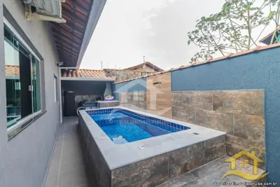 Casa - com Mezanino com 3 dormitórios (sendo 1 suite(s)) a 1,00 metros praia.