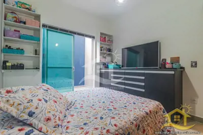 Casa - com Mezanino com 3 dormitórios (sendo 1 suite(s)) a 1,00 metros praia.