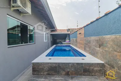 Casa - com Mezanino com 3 dormitórios (sendo 1 suite(s)) a 1,00 metros praia.