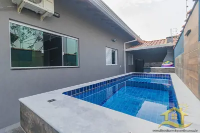 Casa - com Mezanino com 3 dormitórios (sendo 1 suite(s)) a 1,00 metros praia.