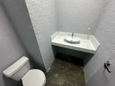 Casa - Térrea com 7 quartos (sendo 5 suite(s)) a 100,00 metros praia.