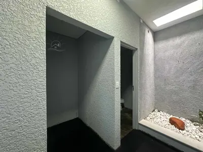 Casa - Térrea com 7 quartos (sendo 5 suite(s)) a 100,00 metros praia.