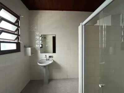 Casa - Térrea com 7 quartos (sendo 5 suite(s)) a 100,00 metros praia.