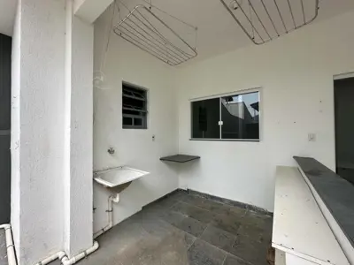 Casa - Térrea com 7 quartos (sendo 5 suite(s)) a 100,00 metros praia.