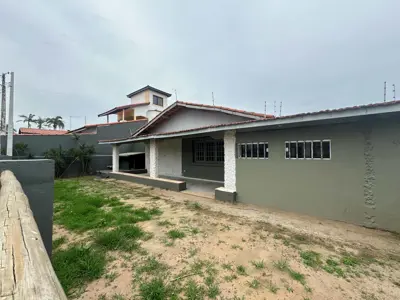 Casa - Térrea com 7 quartos (sendo 5 suite(s)) a 100,00 metros praia.