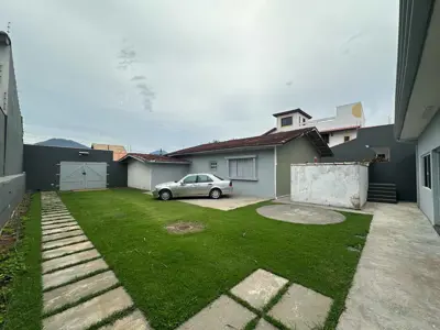 Casa - Térrea com 7 quartos (sendo 5 suite(s)) a 100,00 metros praia.