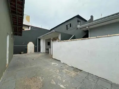 Casa - Térrea com 7 quartos (sendo 5 suite(s)) a 100,00 metros praia.