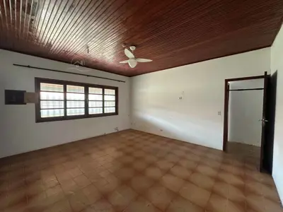 Casa - Térrea com 7 quartos (sendo 5 suite(s)) a 100,00 metros praia.