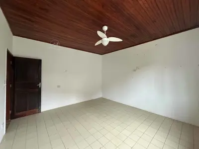 Casa - Térrea com 7 quartos (sendo 5 suite(s)) a 100,00 metros praia.