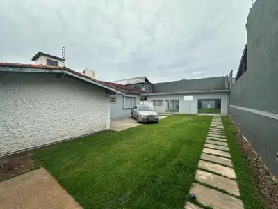 Casa - Térrea com 7 quartos (sendo 5 suite(s)) a 100,00 metros praia.