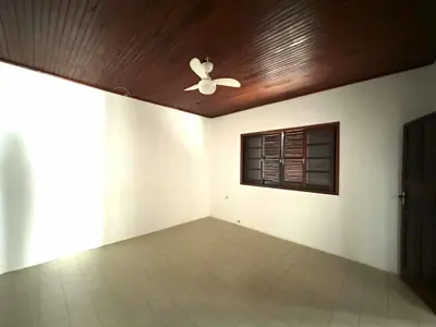 Casa - Térrea com 7 quartos (sendo 5 suite(s)) a 100,00 metros praia.