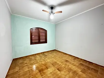 Casa - com Mezanino com 3 quartos (sendo 2 suite(s)) a 600,00 metros praia.