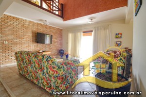 Casa - Assobradada com 5 dormitórios (sendo 2 suite(s)) a 7,00 metros praia.