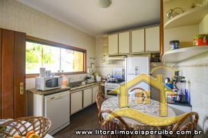 Casa - Assobradada com 5 dormitórios (sendo 2 suite(s)) a 7,00 metros praia.