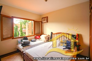 Casa - Assobradada com 5 dormitórios (sendo 2 suite(s)) a 7,00 metros praia.