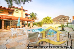 Casa - Assobradada com 5 dormitórios (sendo 2 suite(s)) a 7,00 metros praia.