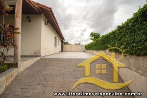 Casa - Térrea com 3 dormitórios (sendo 1 suite(s)) a 600,00 metros praia.