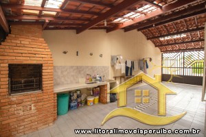 Casa - Térrea com 3 dormitórios (sendo 1 suite(s)) a 600,00 metros praia.