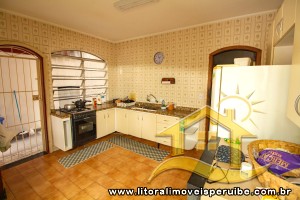 Casa - Térrea com 3 dormitórios (sendo 1 suite(s)) a 600,00 metros praia.