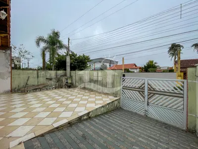 Casa - Térrea com 3 dormitórios (sendo 1 suite(s)) a 300,00 metros praia.