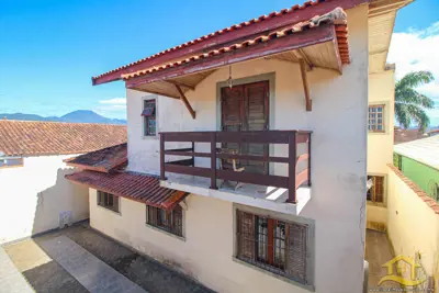 Casa - Sobrado com 4 dormitórios (sendo 2 suite(s)) a 800,00 metros praia.