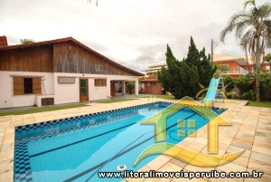 Casa - Térrea com piscina com 4 quartos (sendo 3 suite(s)) a 100,00 metros praia.